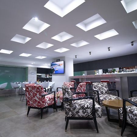 San Simon Hotel Pereira Bagian luar foto The lounge at the airport.