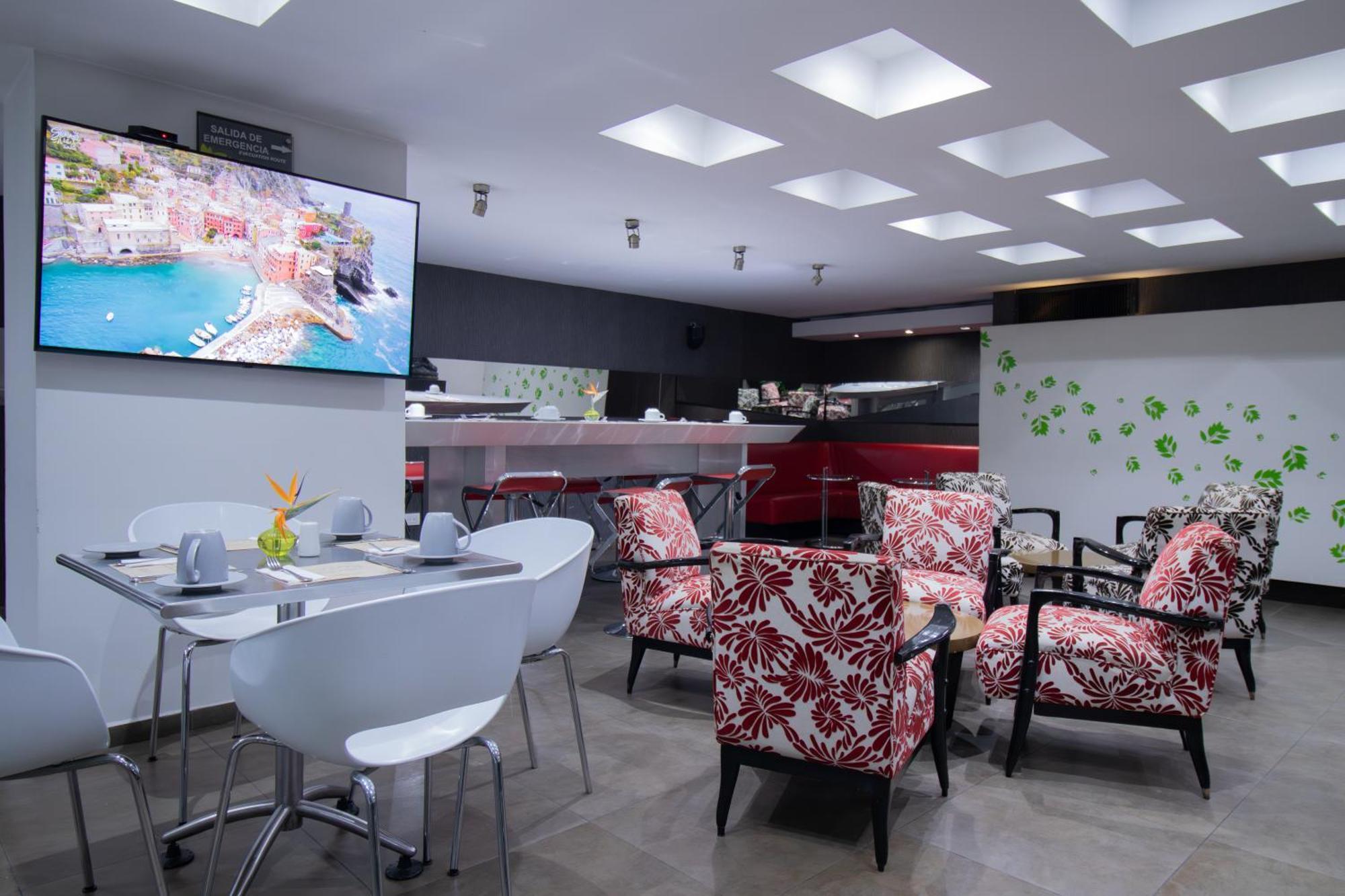 San Simon Hotel Pereira Bagian luar foto The lounge at the airport